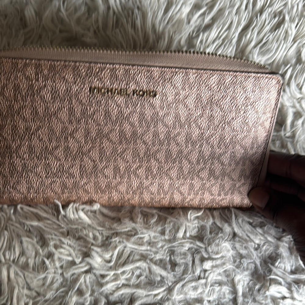 Michael Kors Gold Wallet Chic and Compact - Picture 2 of 5